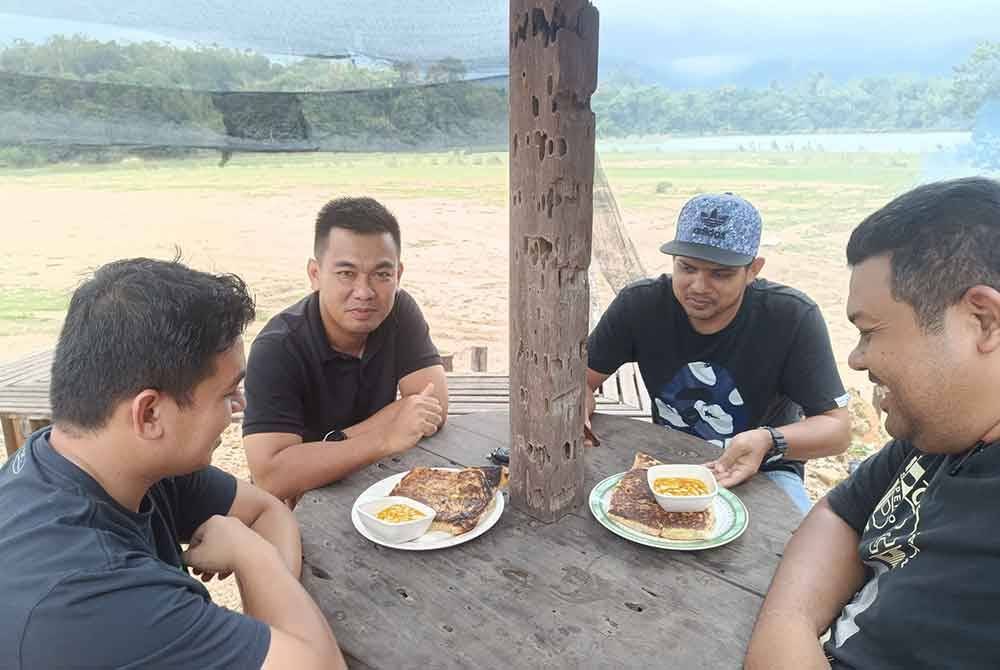 Antara pelanggan yang datang merasai menu di kedai milik Tun Ahmad.