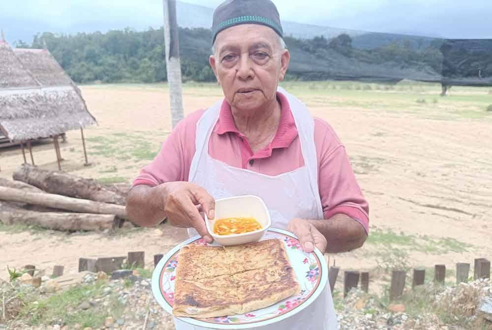 Tun Ahmad menunjukkan martabak daging rusa yang sudah siap dimasak.