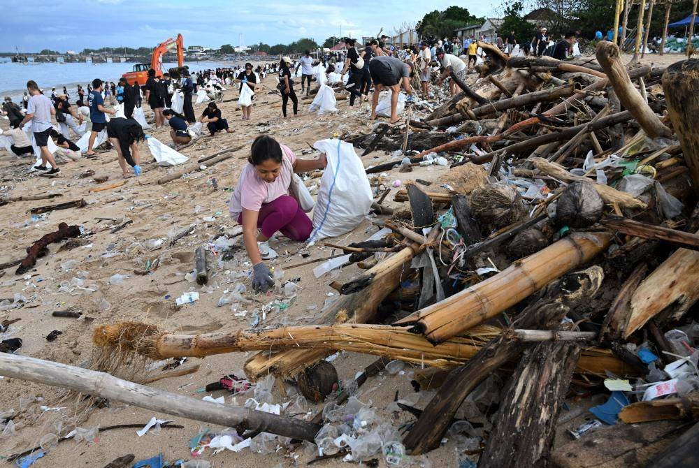 Kayu hanyut turut terdampar di tepi pantai.
