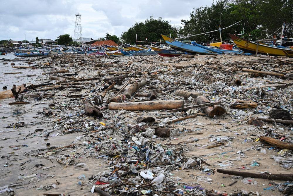 Keadaan sepanjang pantai tersebut yang dicemari longgokan sisa sampah.