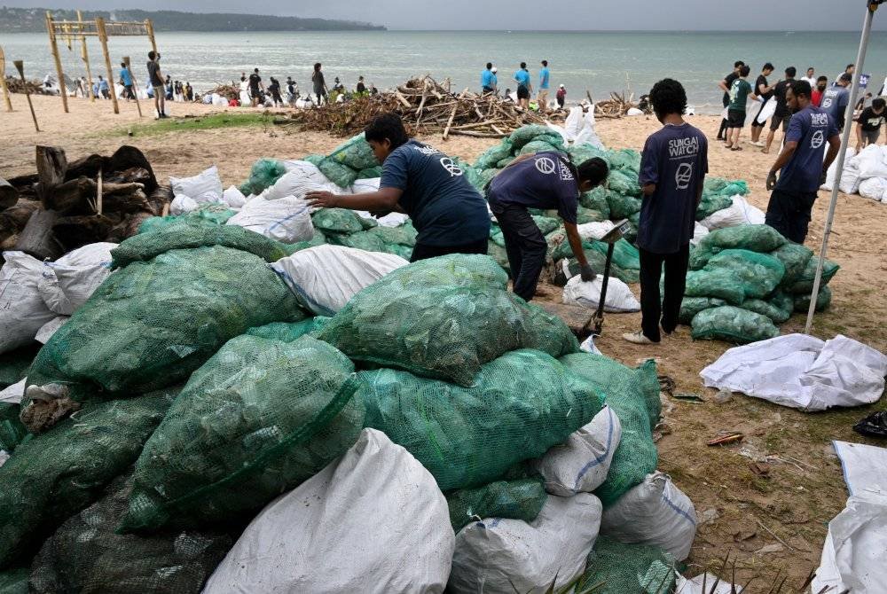 Guni mengandungi sampah sarap dikumpulkan di tepi pantai Kedonganan.