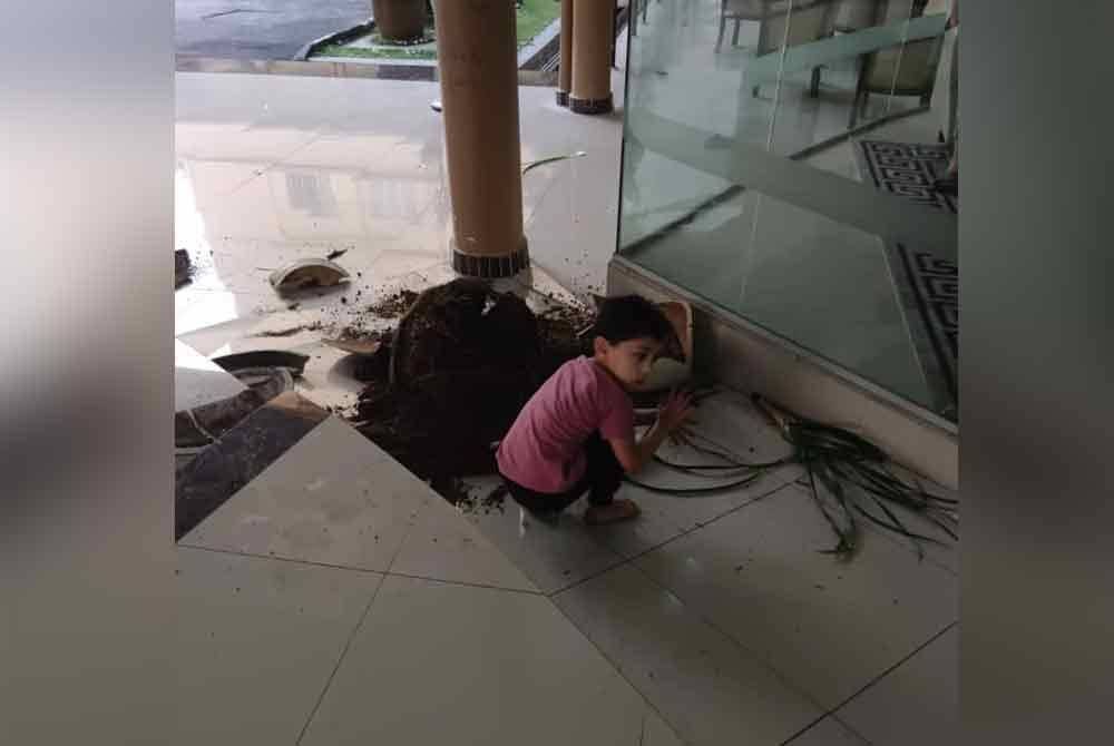 Keadaan insiden kekecohan Wisma Transit Kuala Lumpur pada Sabtu.