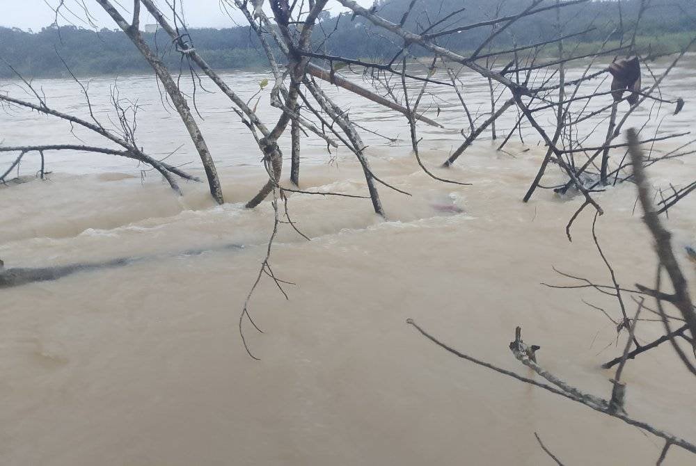 Lokasi mayat mangsa ditemui kira-kira 900 meter dari tempat dia dilaporkan terjatuh pada Sabtu.