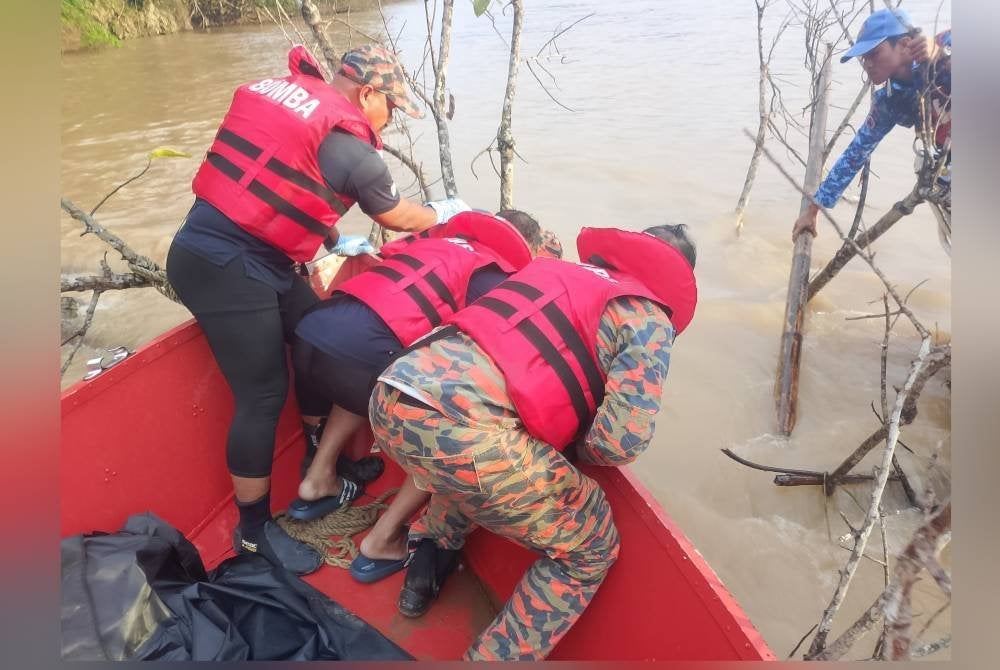 Anggota bomba membantu mengangkat mayat mangsa yang ditemui kira-kira jam 7.45 pagi pada Isnin.