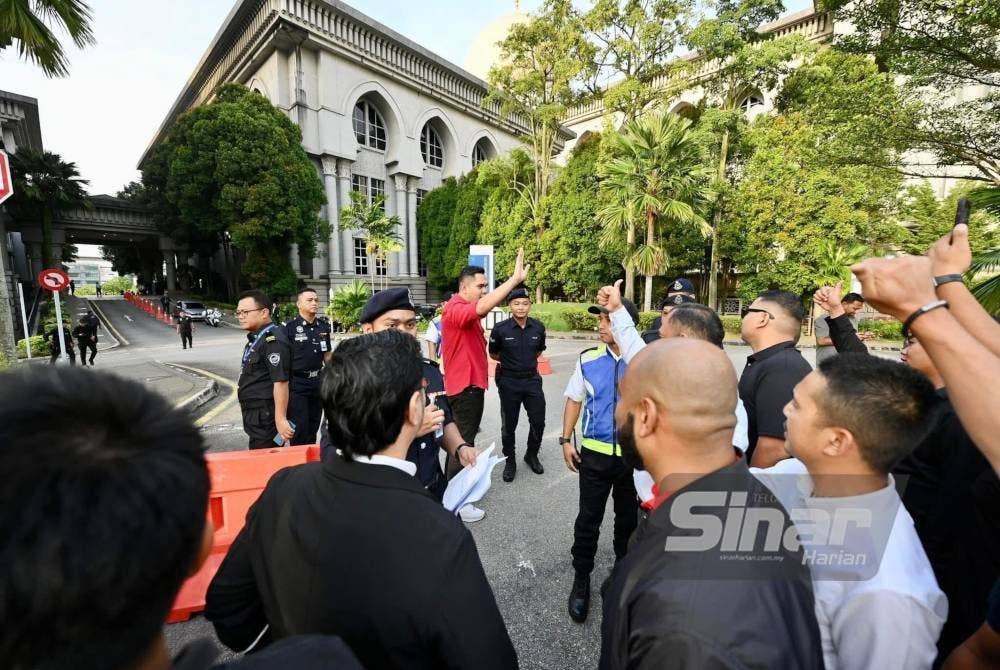 Dr Akmal Saleh melambaikan tangan ketika hadir ke perhimpunan Solidariti Bersama Datuk Seri Najib Tun Razak Menuntut Keadilan bagi menyatakan sokongan kepada bekas presiden parti berkenaan.