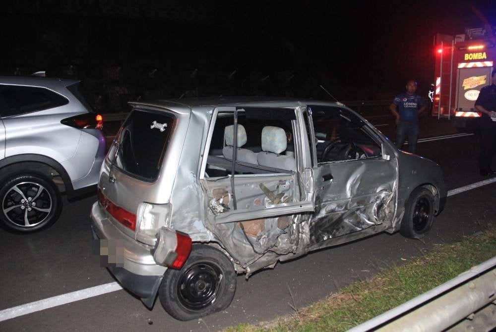 Keadaan kereta Perodua Kancil yang remuk akibat kemalangan terbabit.
