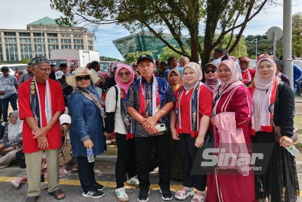 Orang ramai mula membanjiri pekarangan Istana Kehakiman, di sini bagi menghadiri pendengaran rayuan bekas Perdana Menteri, Datuk Seri Najib Tun Razak sejak awal pagi Isnin.