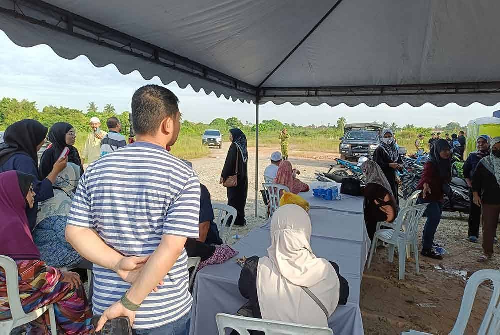 Waris berkumpul berdekatan Tanah Perkuburan Islam Selat Klang selepas mendakwa tidak dibenarkan untuk melihat proses pemindahan kubur dijalankan.