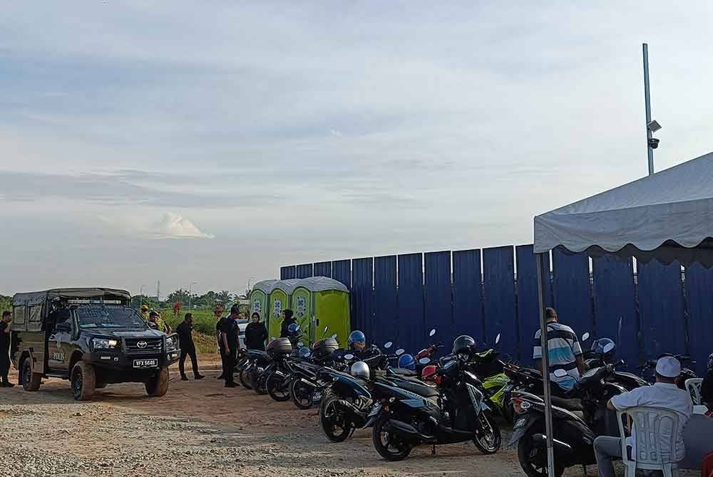 Waris berkumpul berdekatan Tanah Perkuburan Islam Selat Klang selepas mendakwa tidak dibenarkan untuk melihat proses pemindahan kubur dijalankan.