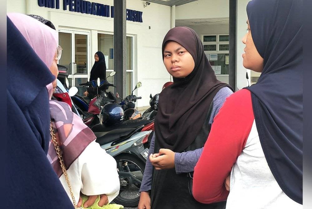 Nur Aliya Myzara ditemui ahli keluarga ketika di Unit Perubatan Forensik.