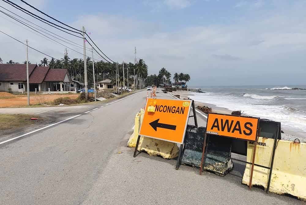 Antara papan tanda diletakkan di kawasan itu bagi memberi peringatan kepada pengguna jalan.