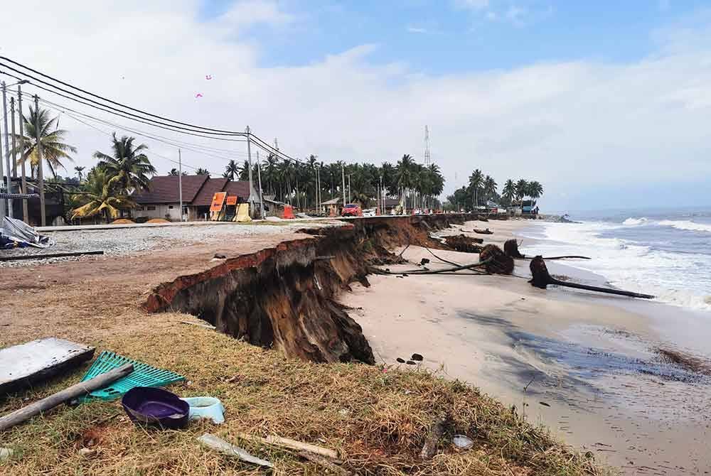 Masalah hakisan semakin meruncing apabila jalan raya di Kampung Tanjung, Batu Rakit runtuh akibat dibadai ombak besar.