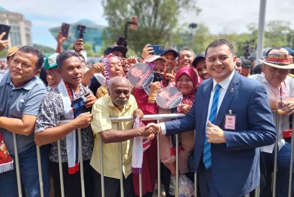 Muhammad Nizar ketika bertemu penyokong Najib yang setia menunggu di pekarangan Istana Kehakiman Putrajaya sebentar tadi.