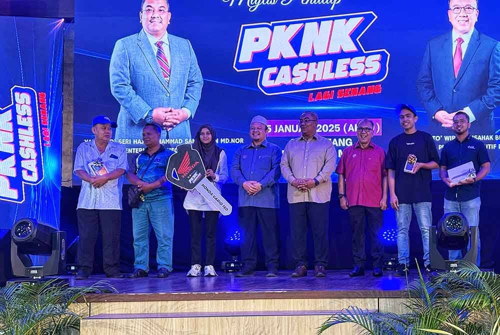 Para pemenang bergambar kenangan bersama barisan tetamu kehormat.