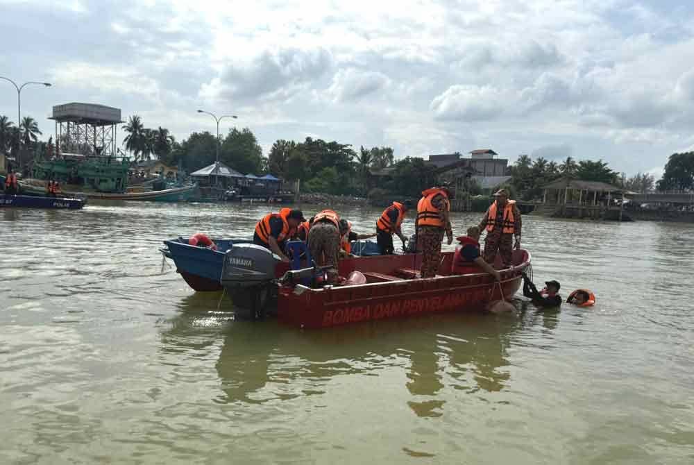 Usaha mengesan mangsa dilakukan oleh pasukan penyelamat.
