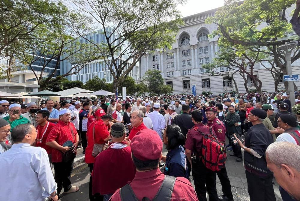 Afnan Hamimi berkongsi suasana di luar Istana Kehakiman Putrajaya.