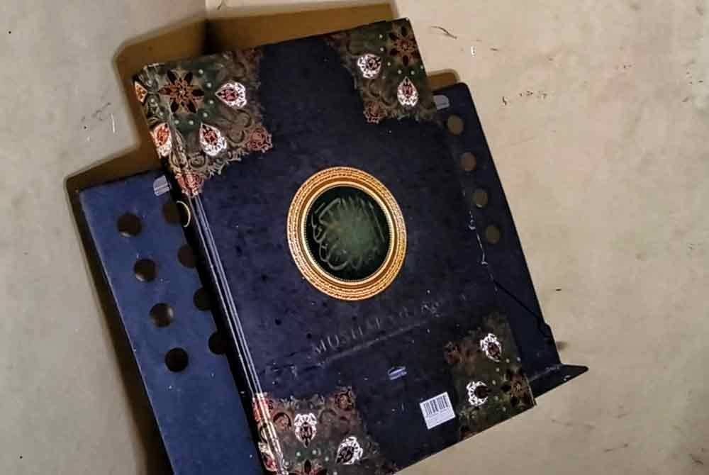 Al -Quran yang digunakan imam ketika solat jemaah juga tidak terselamat dalam insiden kebakaran itu.
