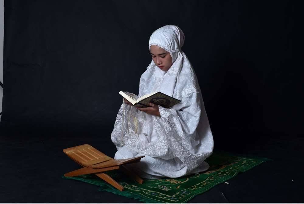 DIHARUSKAN membaca al-Quran dengan pakaian yang tidak menutup aurat dengan sempurna, tetapi lebih afdal jika kita berbuat demikian atas adab dengan kalam ALLAH itu. -Foto: CANVA