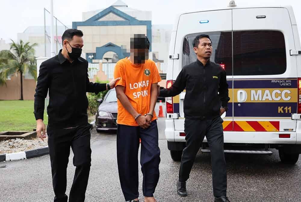 Suspek ketika tiba di pekarangan Mahkamah Kuala Terengganu bagi proses permohonan reman.