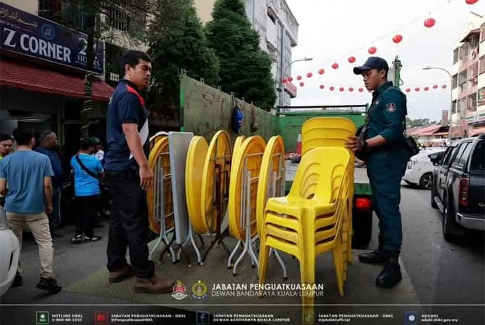 Kesemua barangan yang disita dibawa ke stor sitaan Jalan Lombong, Taman Miharja Cheras