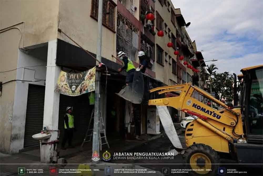 Antara premis yang membina struktur tambahan hingga menutup longkang dan menutup laluan awam yang dirobohkan.