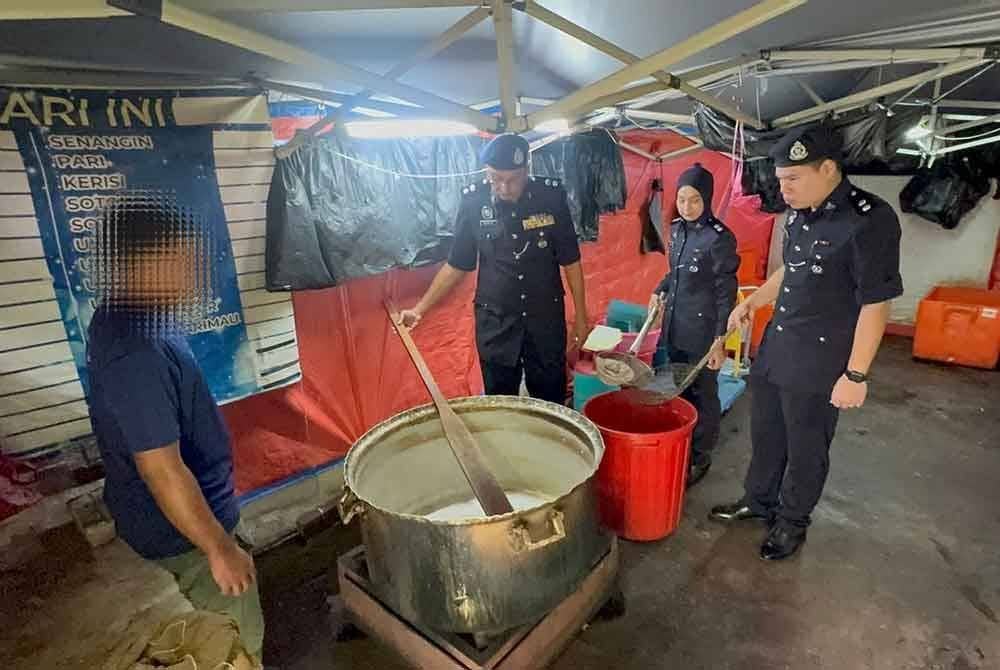 Polis turut merampas peralatan yang digunakan untuk pemprosesan air ketum termasuk tong gas LPG, periuk serta sembilan tong air kosong,