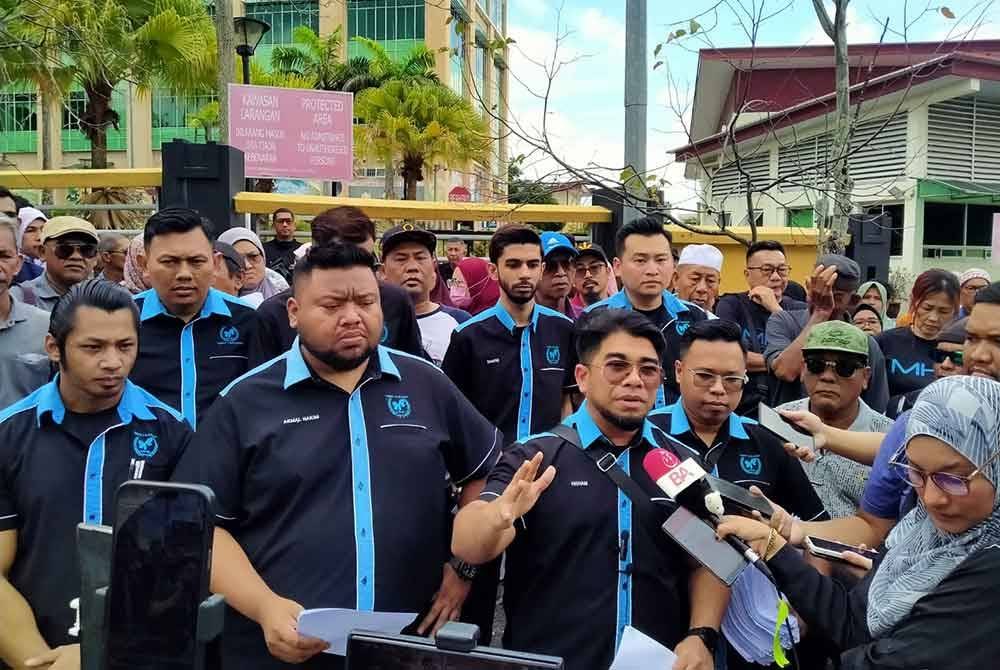 Hishamuddin (tiga dari kiri) ketika ditemui pemberita di luar pintu masuk bangunan SPRM Perak di Ipoh pada Isnin.