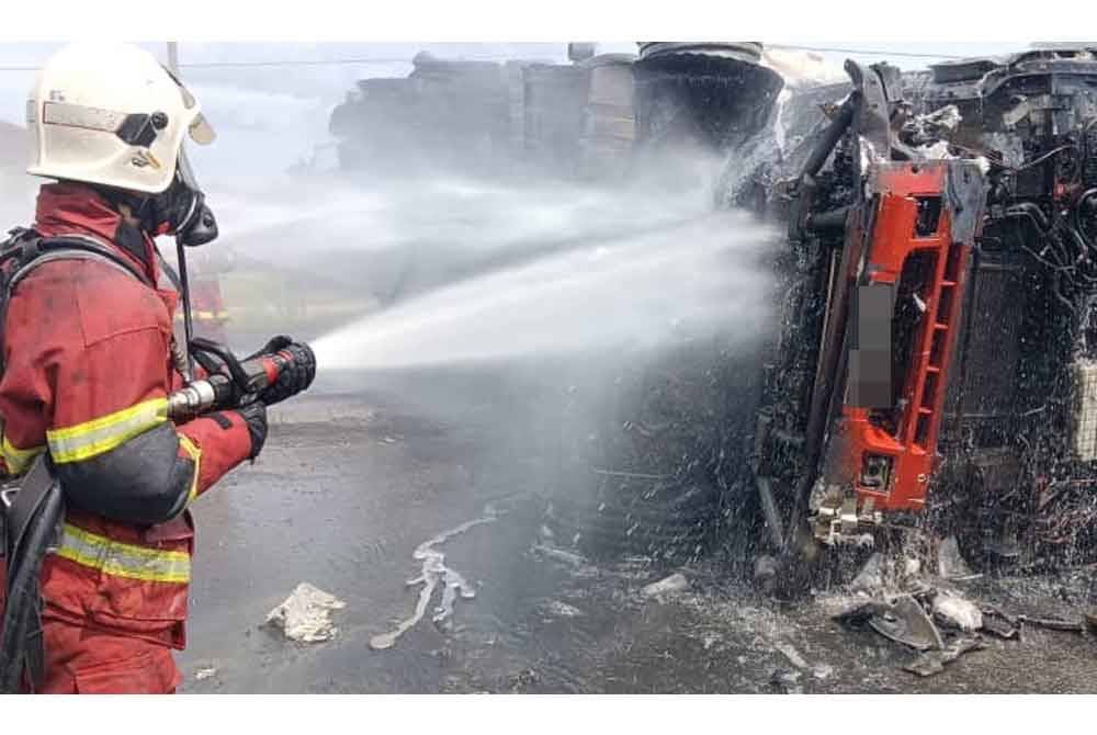 Anggota bomba memadam kebakaran membabitkan sebuah lori tangki membawa minyak sawit.