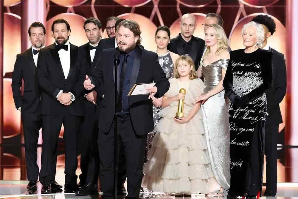 Pengarah The Brutalist Brady Corbet bersama barisan pelakonnya.