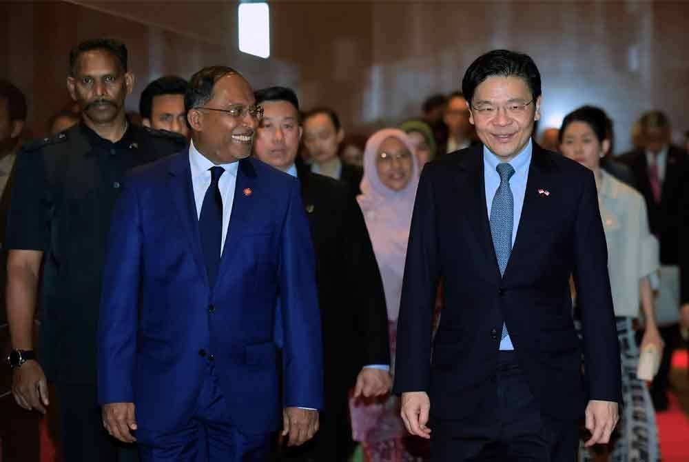 Lawrence disambut Dr Zambry setibanya di Kompleks Bunga Raya KLIA pada Isnin. Foto Bernama