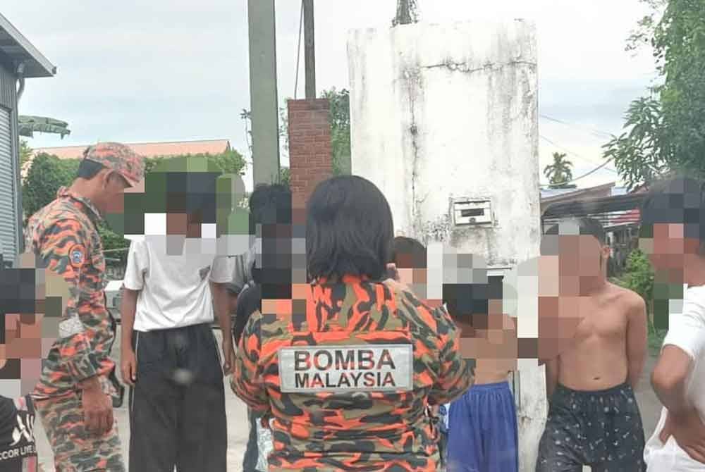 Kumpulan kanak-kanak yang mandi di Pantai Pantai Gorongon, Putatan, ditemui pasukan bomba.