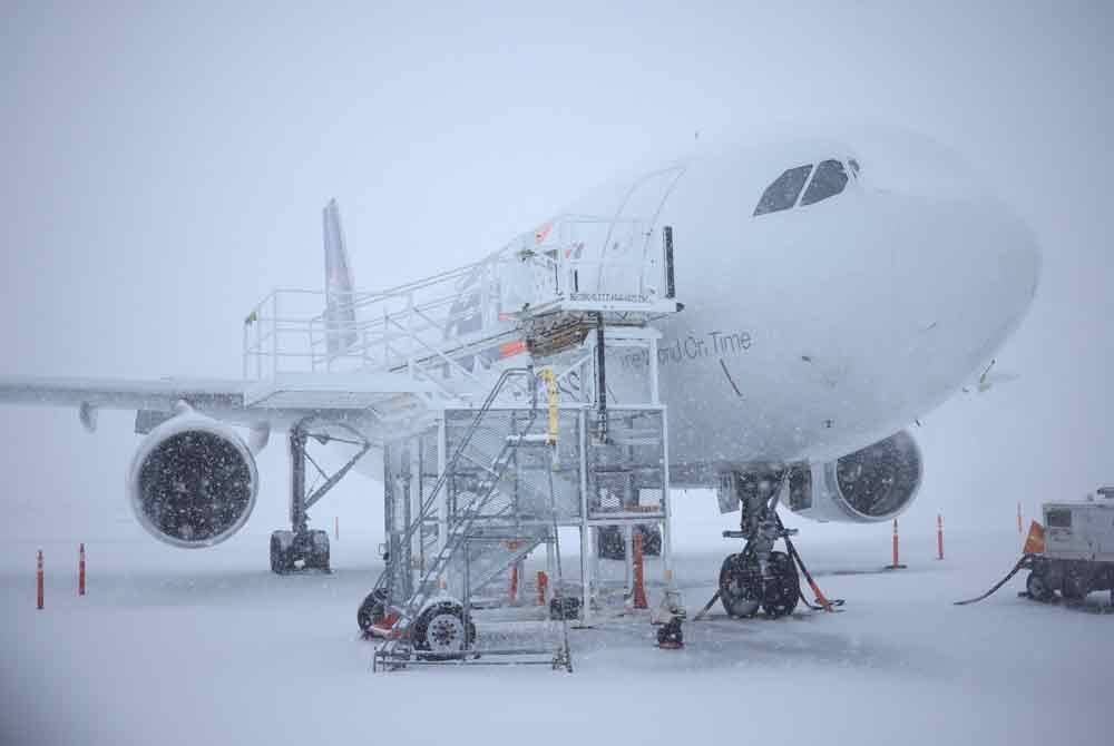 Pesawat dilitupi salji tebal di Lapangan Terbang Antarabangsa Louisville Muhammad Ali di Kentucky.