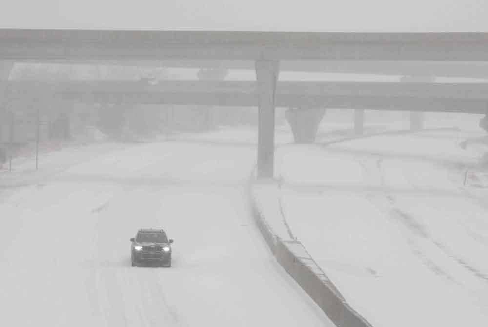 Laluan Interstate 70 di Topeka, Kansas diselubungi salji tebal.