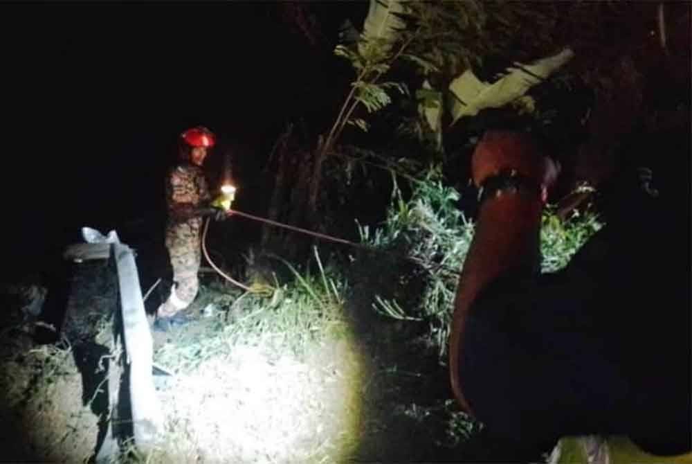 Pasukan bomba membuat kerja-kerja pencarian di sekitar kawasan bagi mencari mangsa. Foto JBPM