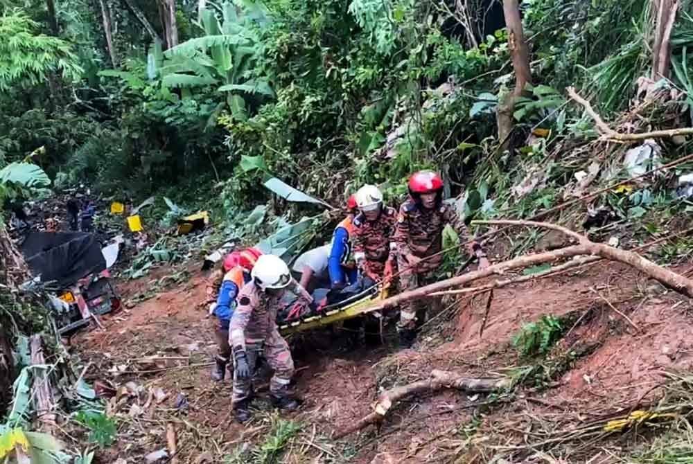 Mangsa yang berjaya dikeluarkan di tempat kejadian. Foto ihsan JBPM