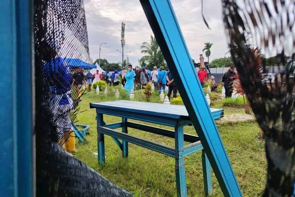 Suasana di Tanah Perkuburan Islam Selat Klang pada Selasa agak sayu namun tenang berbanding insiden kekecohan melibatkan waris dan pihak berkuasa yang bertugas pada Isnin.