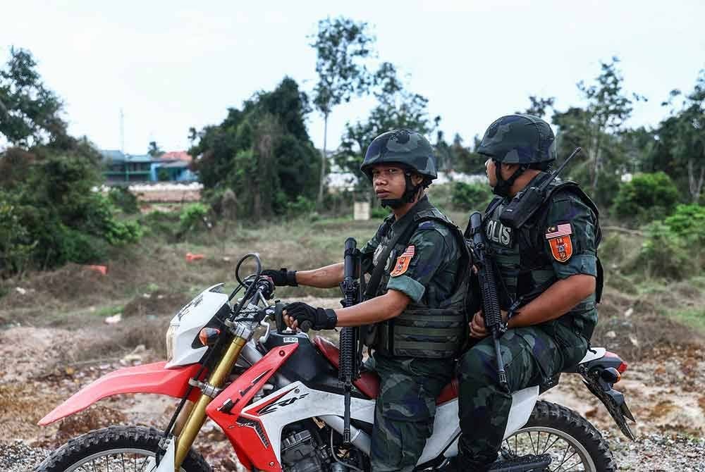 Anggota pasukan elit Senoi Praaq daripada Batalion 18 Pasukan Gerakan Am (PGA) Briged Utara menggunakan motosikal ketika melakukan kawalan keselamatan di sepanjang sempadan Malaysia-Thailand di Sungai Golok - Foto: Bernama