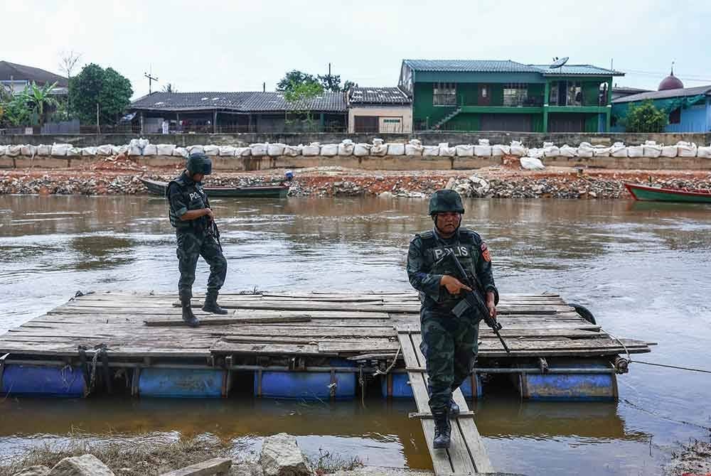 Anggota pasukan Senoi Praaq daripada Batalion 18 PGA Briged Utara melakukan kawalan keselamatan di sepanjang sempadan Malaysia-Thailand di Sungai Golok - Foto: Bernama