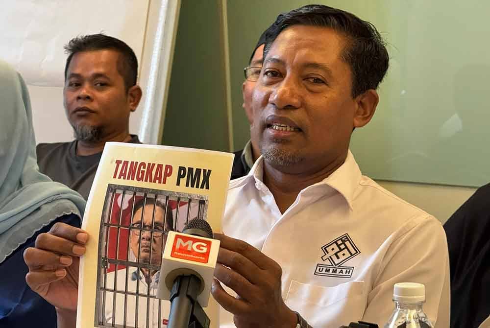 Mohd Zai menunjukkan ilustrasi simbolik bantahan gabungan NGO Melayu yang mempertikai ketelusan kerajaan dalam isu Titah Adendum.