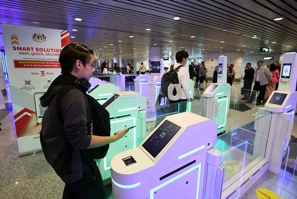 Warganegara Malaysia diberi kemudahan autogate yang ditambah baik dengan sistem kod QR di KLIA Terminal 1 - Foto: Bernama
Tempoh percubaan penggunaan kod QR bagi melancarkan sistem pelepasan imigresen khusus di 40 lorong khas di KLIA Terminal 1 dan 2 bermula 1 jan lepas.
Antara kelebihan penggunaan kod QR adalah tempoh pelepasan imigresen hanya mengambil masa yang singkat iaitu antara lima hingga tujuh saat berbanding 15 hingga 25 saat menggunakan pintu automatik konvensional. - Foto: Bernama