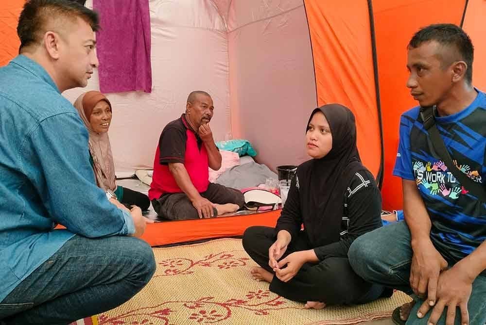 Muhammad Faiz beramah mesra dengan mangsa kebakaran yang ditempatkan di Pusat Pemindahan Sementara di Tanjung Dawai Kedah.