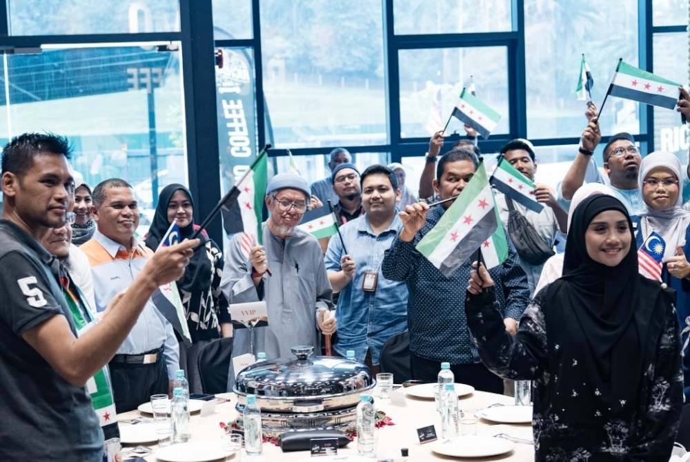 SEBAHAGIAN sukarelawan yang hadir ke Majlis Pelancaran Malaysia Aid 2 Syria anjuran MCM di Rawang baru-baru ini.