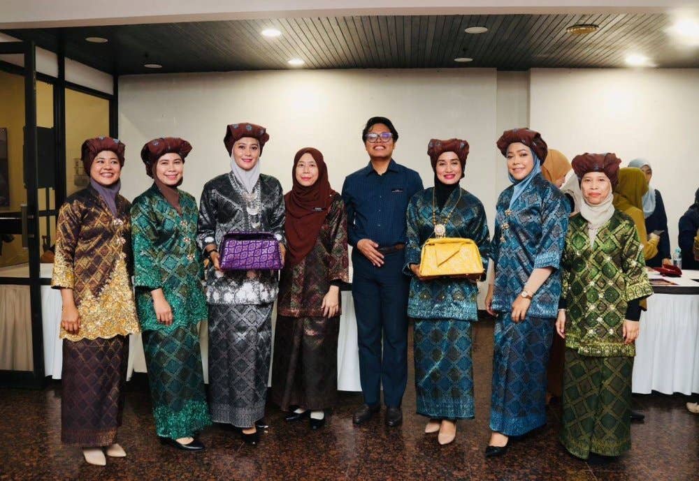 Wajib guna- Kumpulan penjawat awam mengenakan Kebaya Setengah Tiang dalam membantu mempromosikan Negeri Sembilan sempena promosi Tahun Melawat Negeri Sembilan 2026.