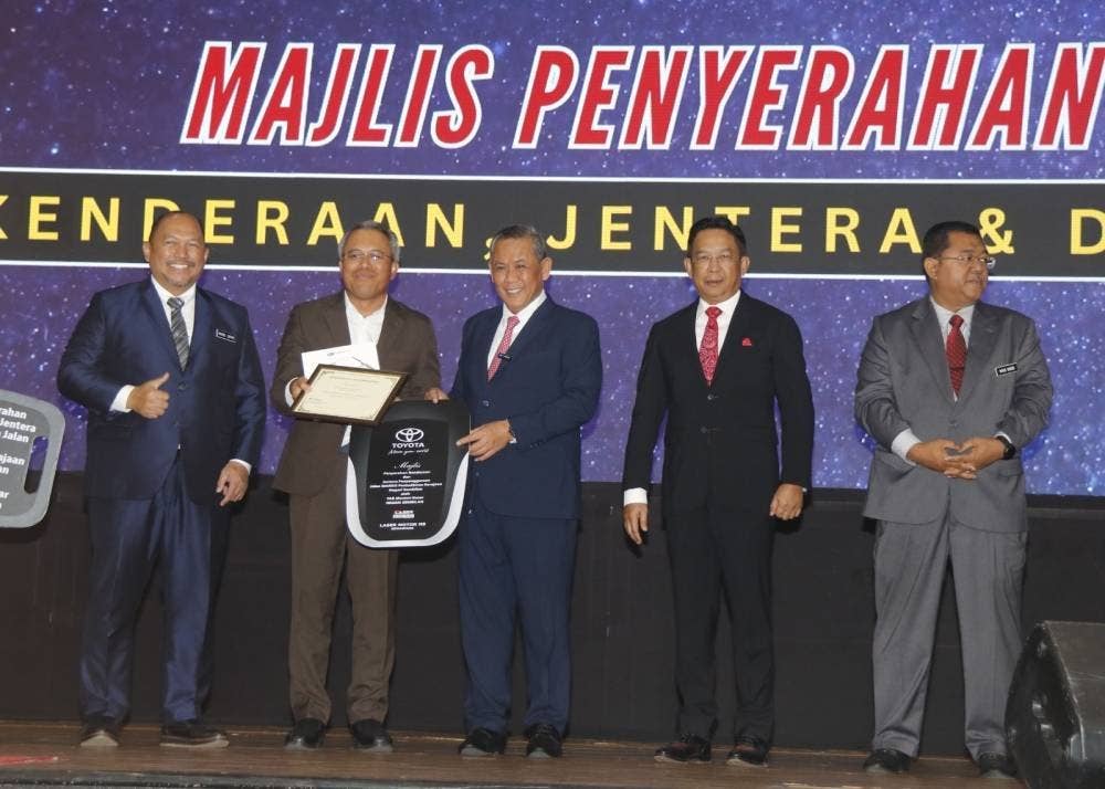 Aminuddin (dua kiri) ketika merasmikan simbolik penyerahan aset dan jentera pada majlis berkenaan. 