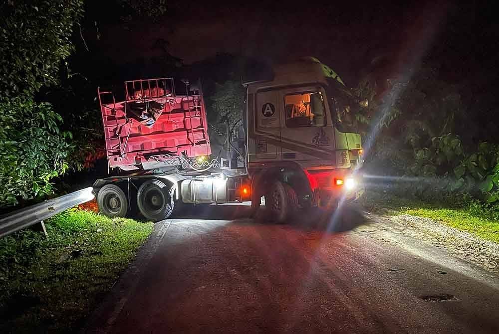 Keadaan lori yang melintang dan terkandas di lokasi kejadian. Foto ihsan PDRM