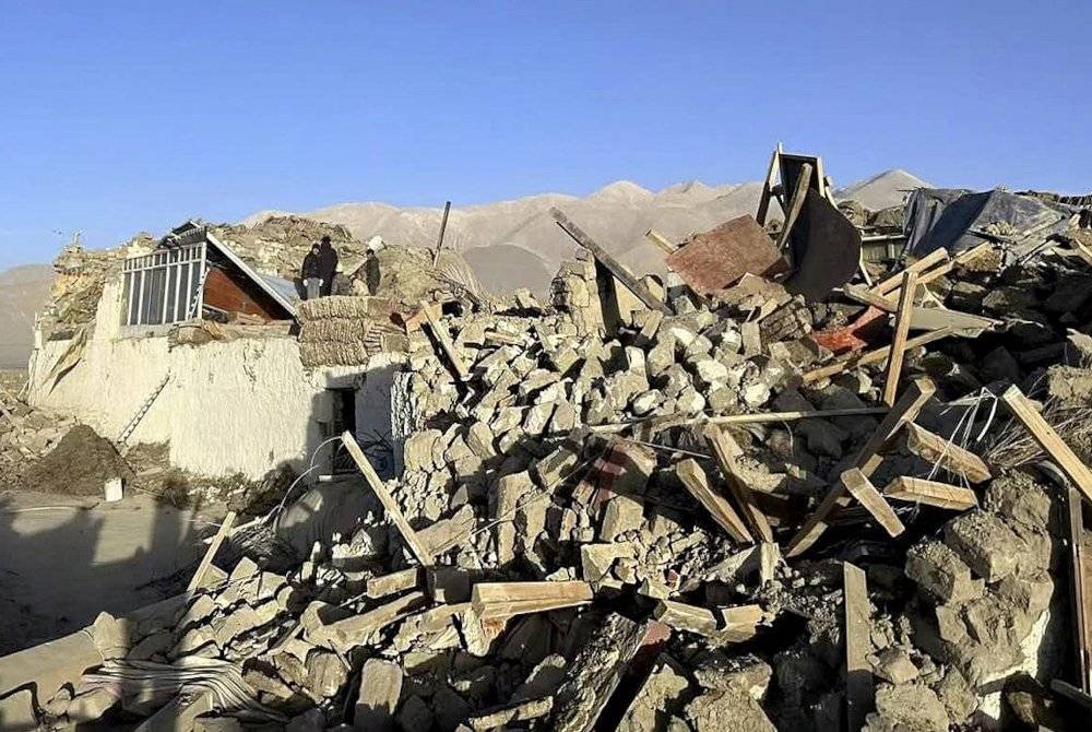 Keadaan gempa bumi melanda wilayah autonomi Xizang, China yang dimuat naik Anwar di laman sosial Facebooknya pada Selasa.