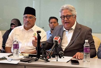 Zaid (kanan) bercakap kepada pemberita pada sidang akhbar di ibu negara pada Selasa.