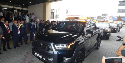 Aminuddin (tiga kiri) ketika simbolik penyerahan aset dan jentera kepada pihak terlibat.