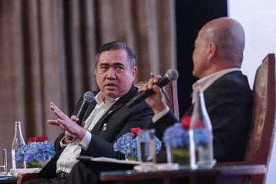 Anthony dalam forum pada Hari Korporat Malaysia Tahunan Antarabangsa CGS ke-17 yang dipengerusikan Pengarah Bebas CGS International Securities Malaysia, Tan Sri Shahril Ridza Ridzuan. Foto Bernama