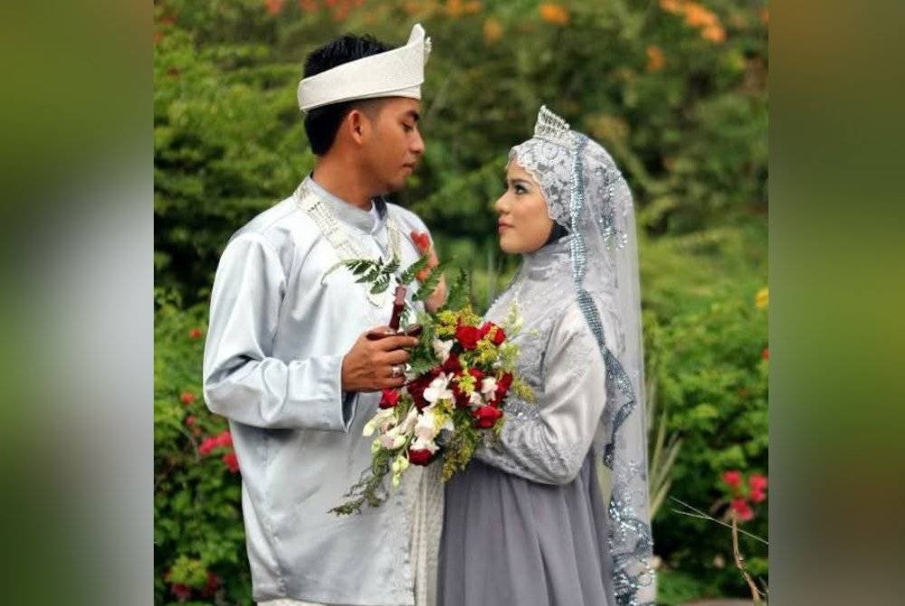 Foto kenangan majlis perkahwinan mereka.